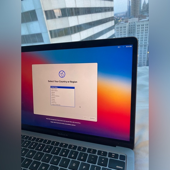 MacBook air with M1 chip - Picture 4 of 6